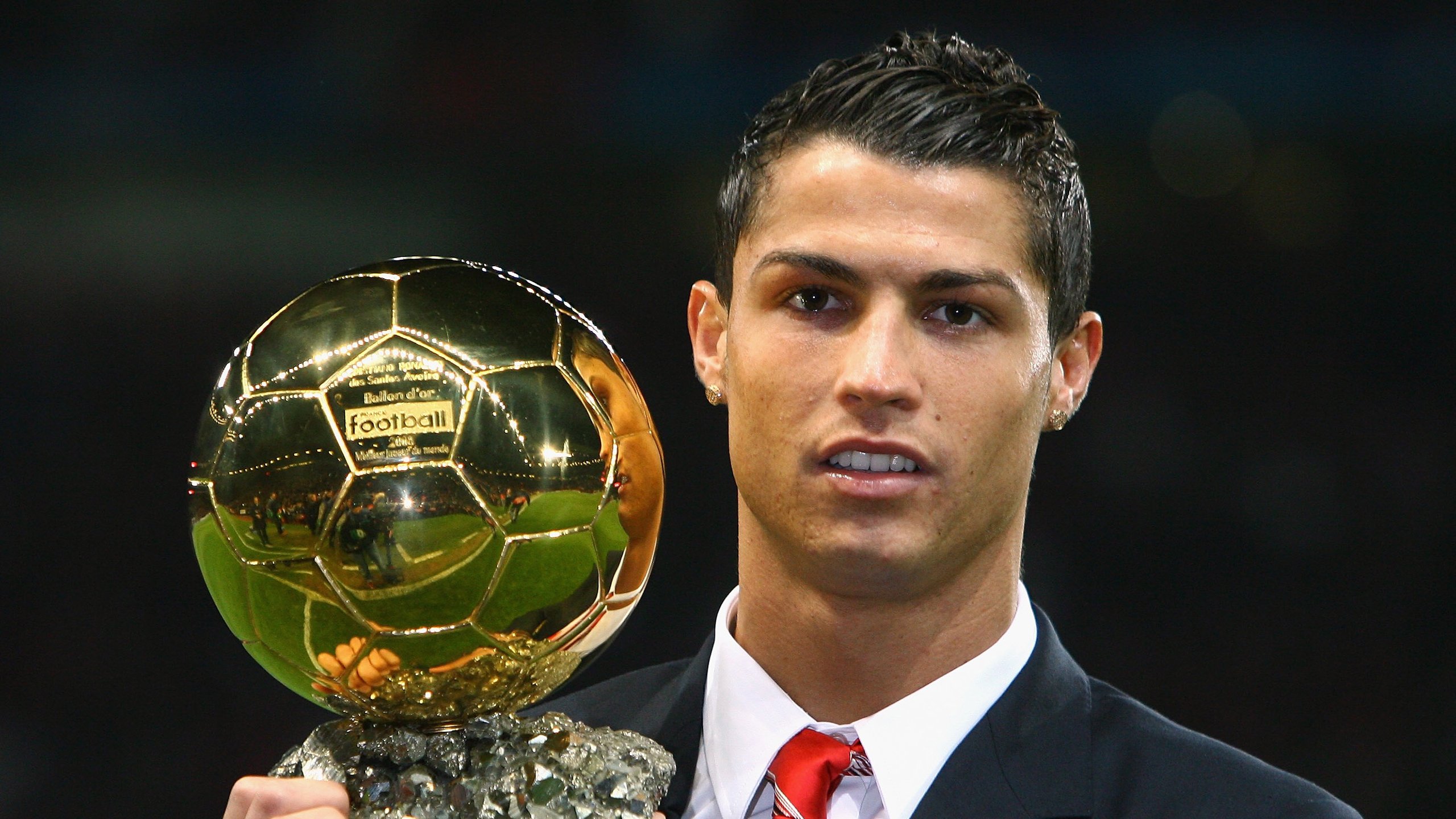 引擎撕裂夜幕,霍勒迪在街道的血管里刻下姓名