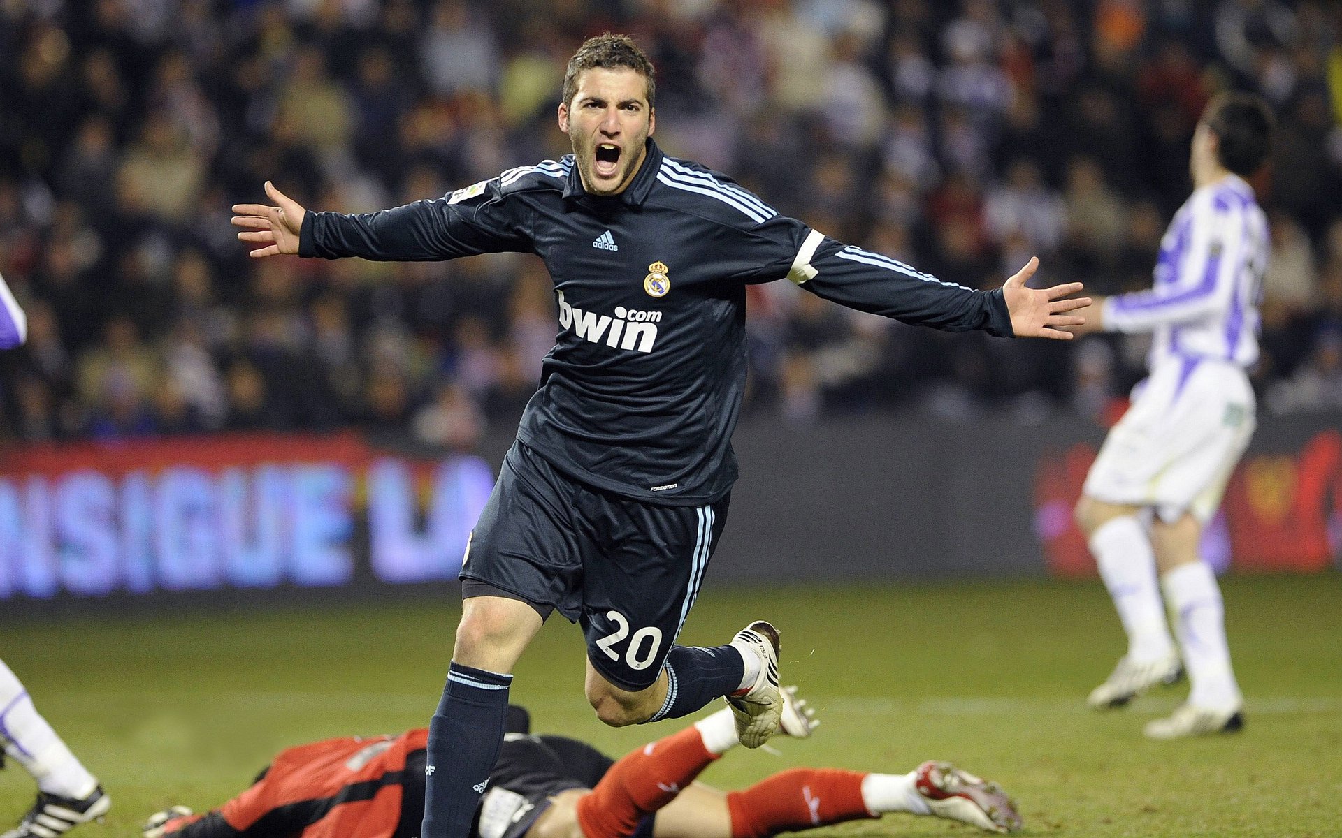 绿茵场与乒乓台的双重奏，葡萄牙逆转英格兰，奥恰洛夫状态如火的启示